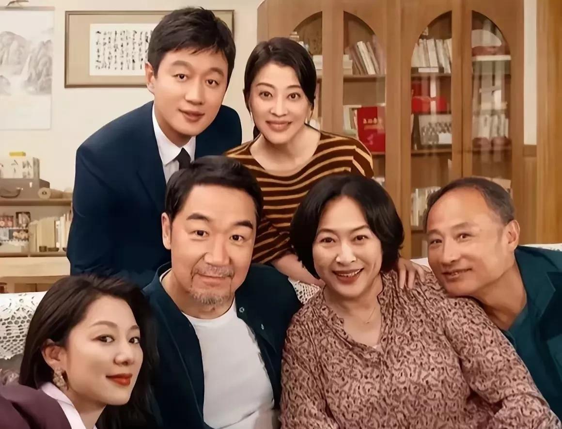 这几位演员看起来好面熟，仔细观察只认识后排的佟大为和梅婷，以及前排的张国立；前排