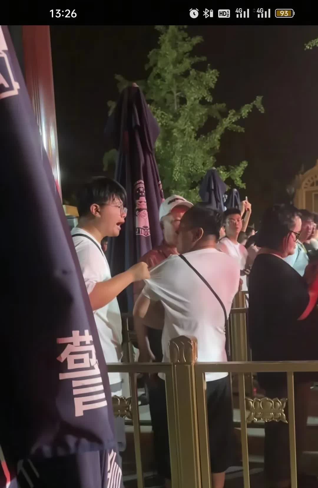 请给这个小伙子点赞，因为他做的事关乎我们每一个人，请求大家给他一个赞，大家不要笑