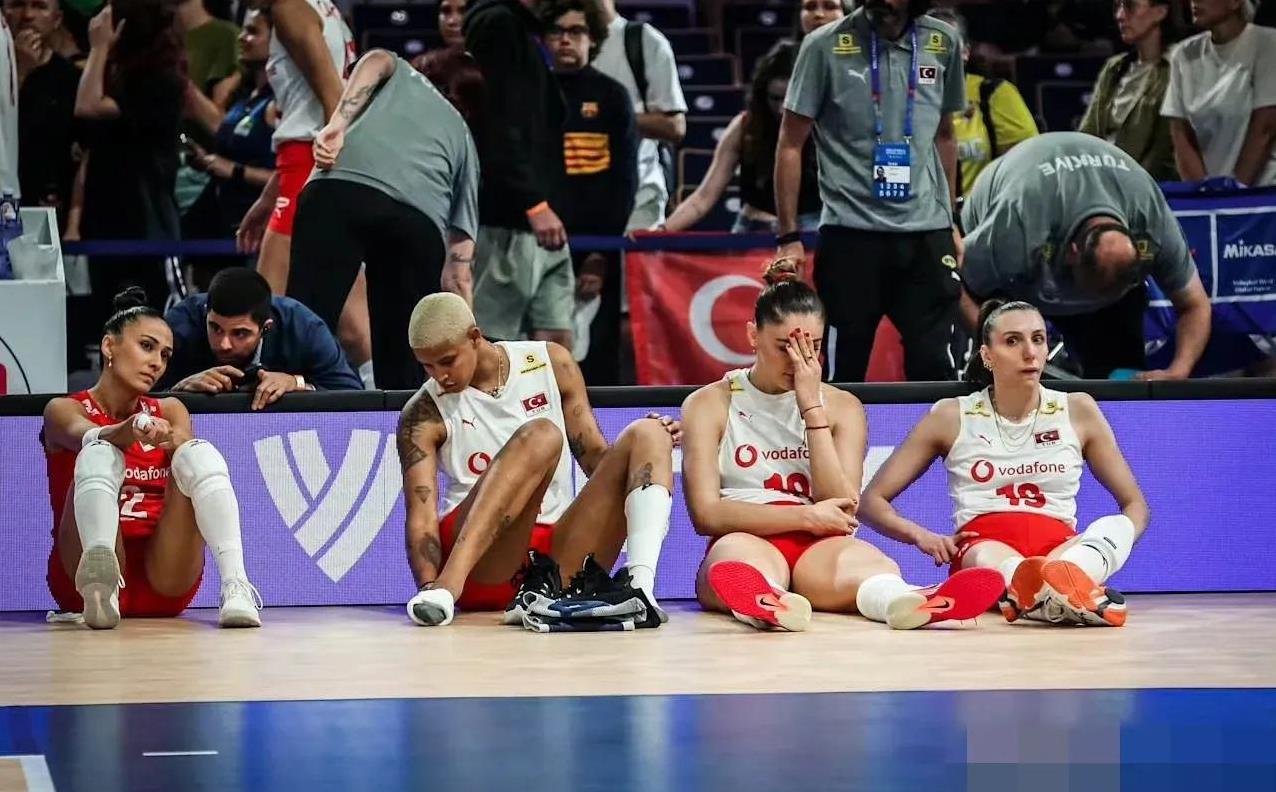 昨天，当机关算尽的土耳其女排主教练桑塔雷利，面对2比3输给日本女排的败局，反误了