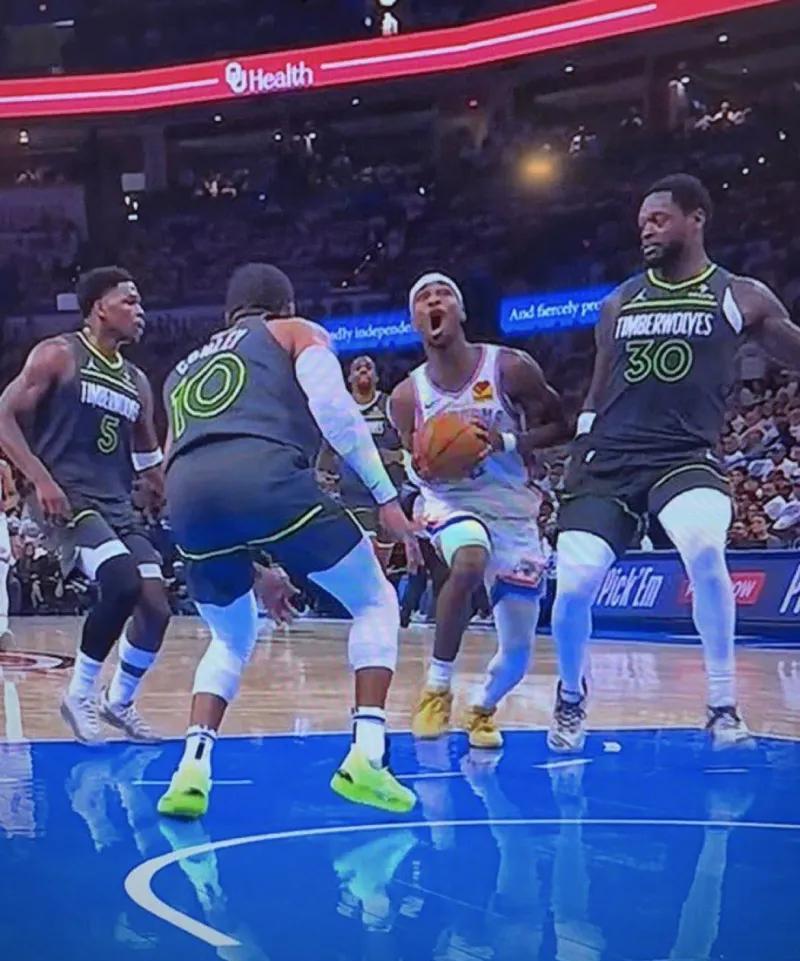 美媒嘲讽：亚历山大在这个回合中被恶犯了！
NBA Memes调侃完亚历山大，Br