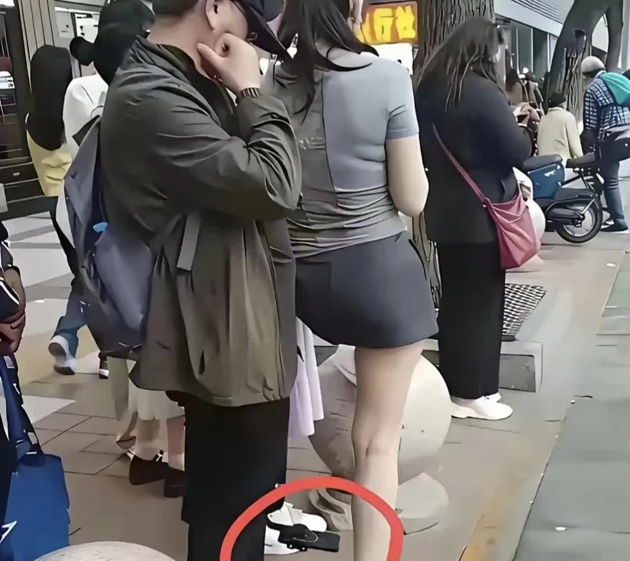 光天化日下的“恶心”偷拍！
 
今天刷到张图，真给我气坏了！街头，一个戴着帽