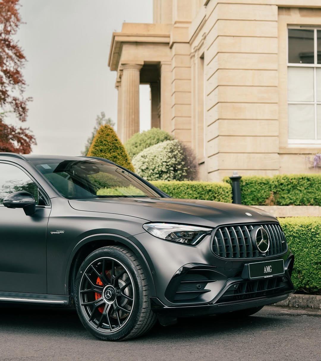 2025 款奔驰 AMG GLC 63 S Coupe 亮点十足。外观采用奔驰最