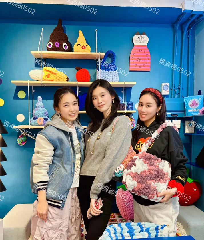 奚梦瑶跟小姑子何超欣一起打卡女富豪甘比的手工编织坊！
姑嫂两人分别跟甘比和刘銮雄