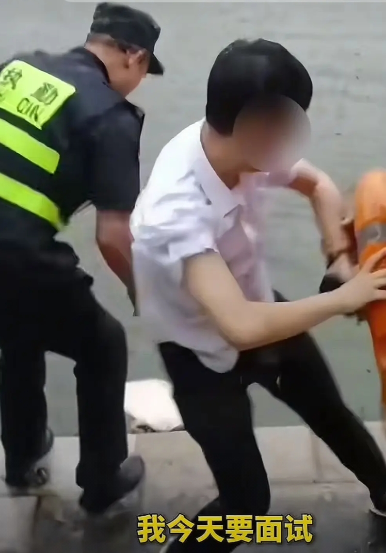 看看吧，生活把人逼成了什么样子！

6月8日，武汉，张先生要去某高校参加一个很重