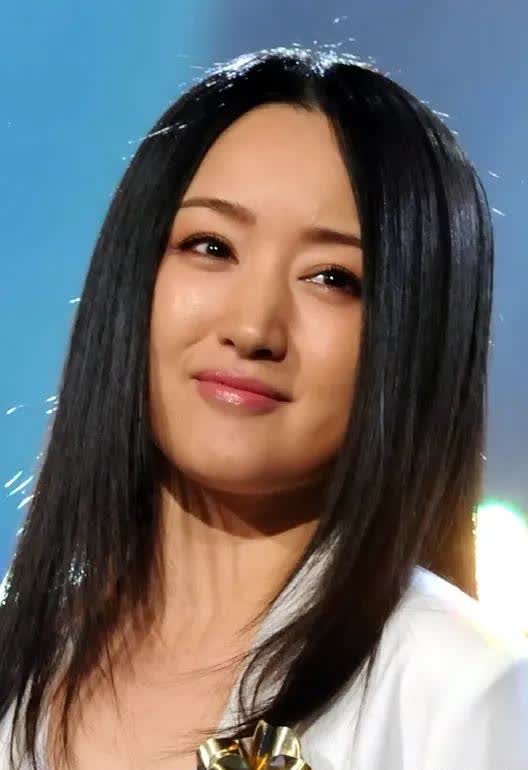 为什么说杨钰莹没人敢娶？
主要还是受当年感情经历影响。她曾和赖文峰有过一段轰动