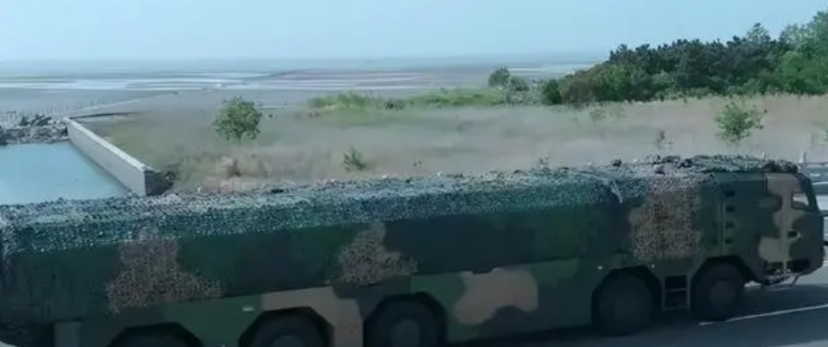 中国突然亮出“决战大杀器”！美国岛链基地，全在射程内

说起东风-100，这导弹