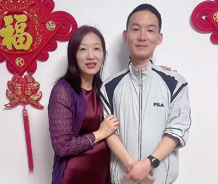 浩南和妈妈长得好像啊，娘俩一看就是面相善良的人。
娘俩都是低调的人，听说亲妈现在