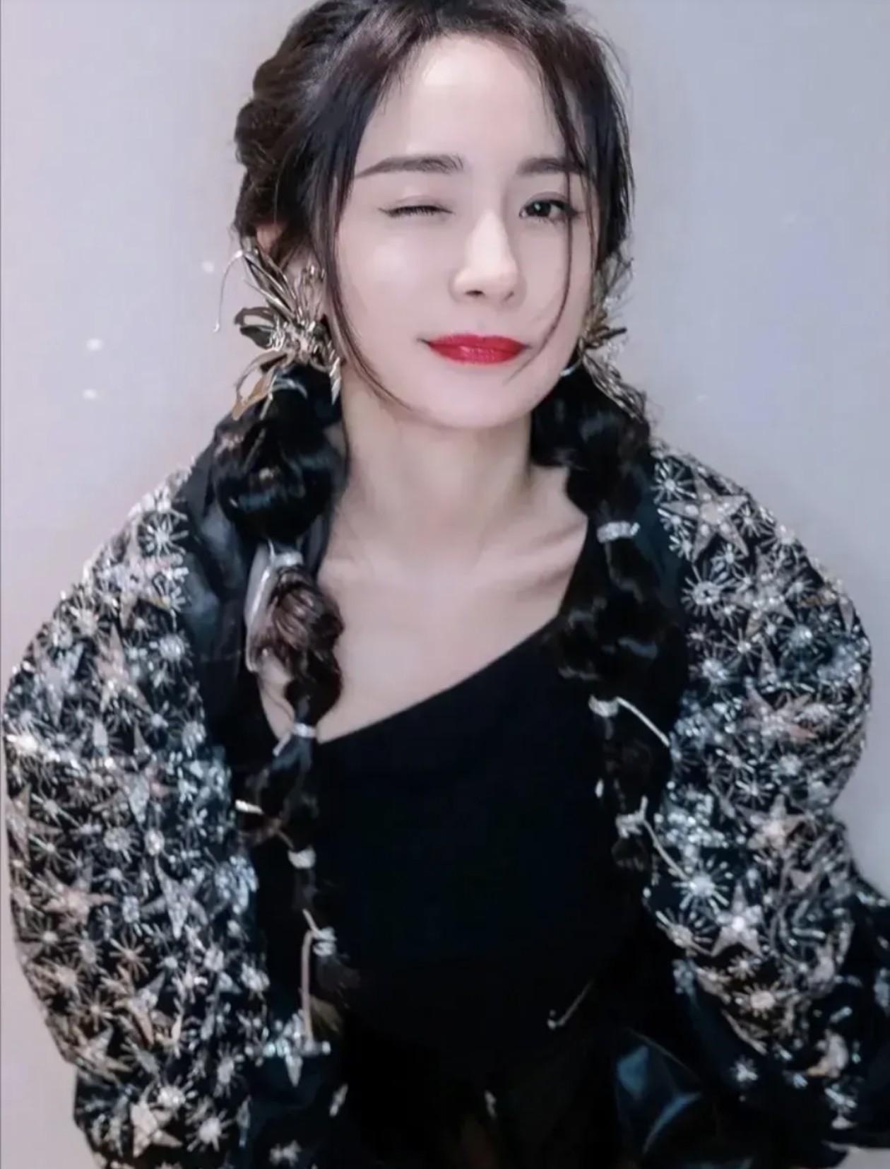 杨幂想带女儿小糯米回北京探亲，却遭前夫刘恺威多次拒绝。离婚后两人对孩子的安排一直