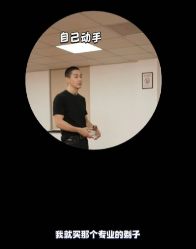 舞台上展现出的自信状态很感染人。对自己手艺的满意通过表演时的状态自然流露，那种从