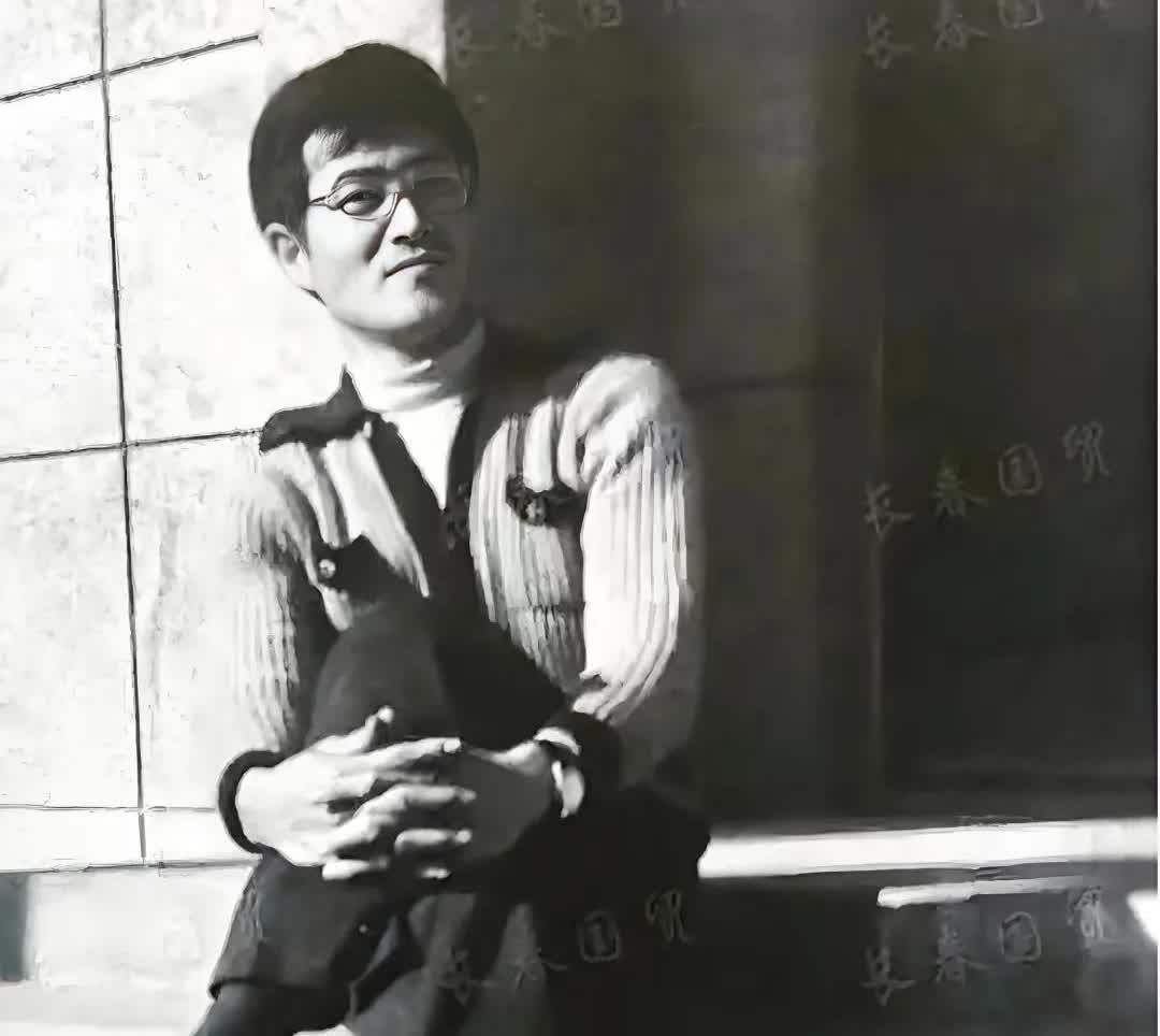 1977年的赵本山，正是20岁的年龄，当年也是小伙子帅呆了！