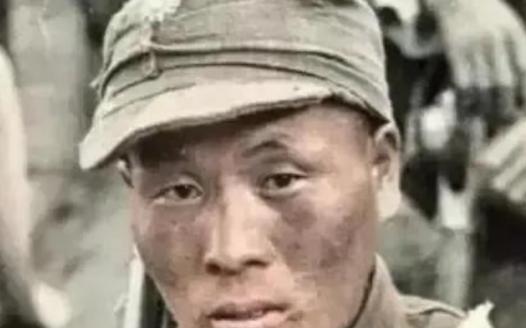 1945年5月，机枪手曾岳峰因伤掉队，没想到，他遇到100名日军正在吃饭！他立马