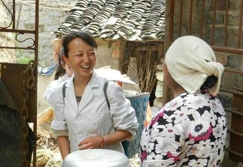 2008年，女子为了和丈夫团聚，辞掉城里的医生工作，来到了偏远的山村开小诊所。可
