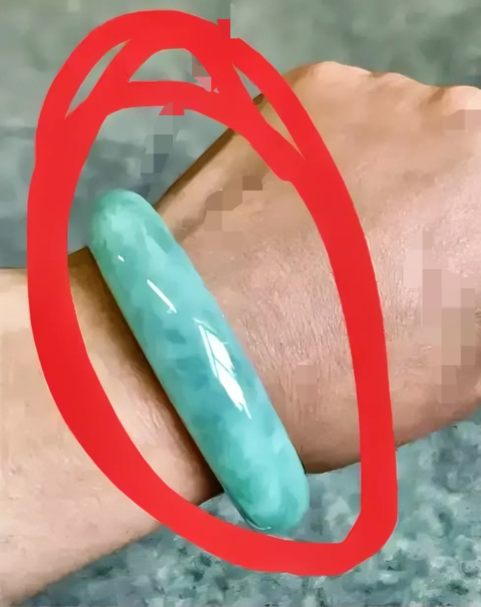 一名女子去到云南旅游，被导游带入一家商场购物，突然，发现柜台里一个玉镯子标价18