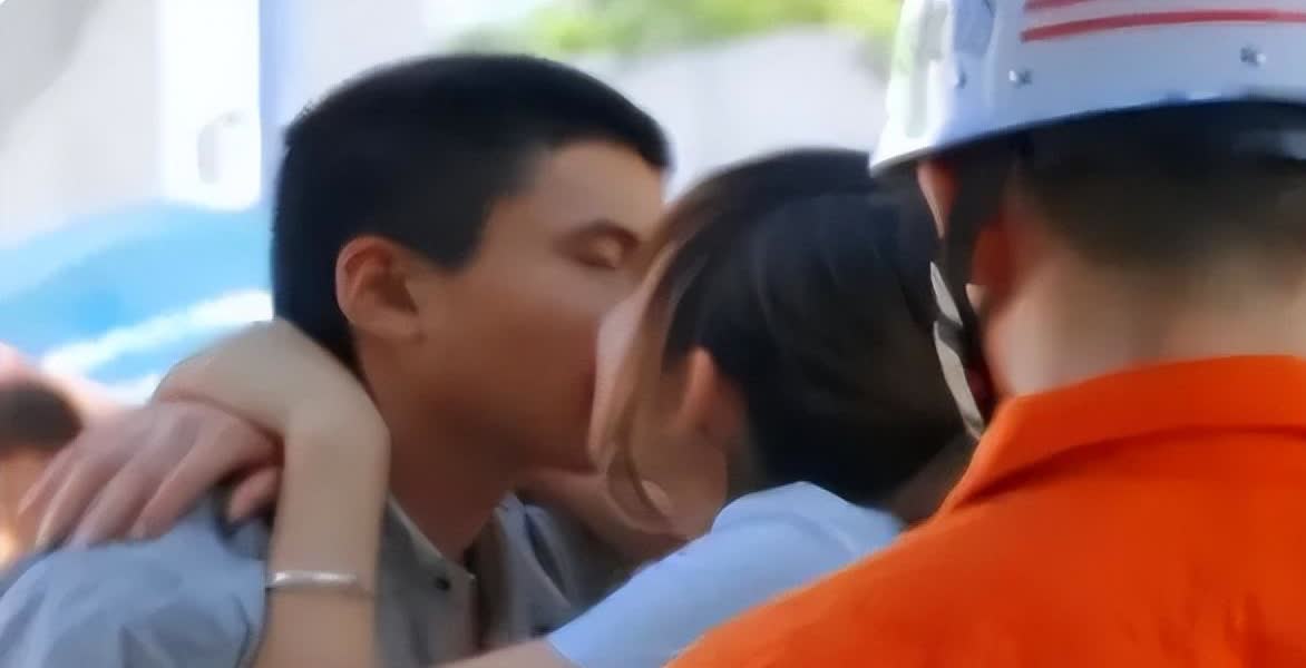 2008年，深圳一名25岁的男子，在天桥上准备轻生，却被一个27岁的女孩献上了热