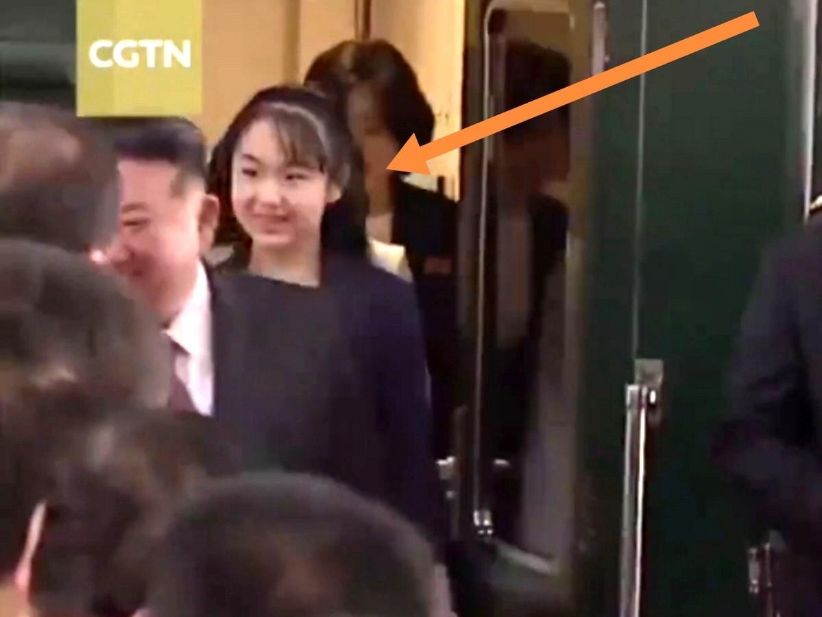 金将军带着小公主来看阅兵了！小公主真的是“女大十八变”，越变越漂亮了！
只见她身