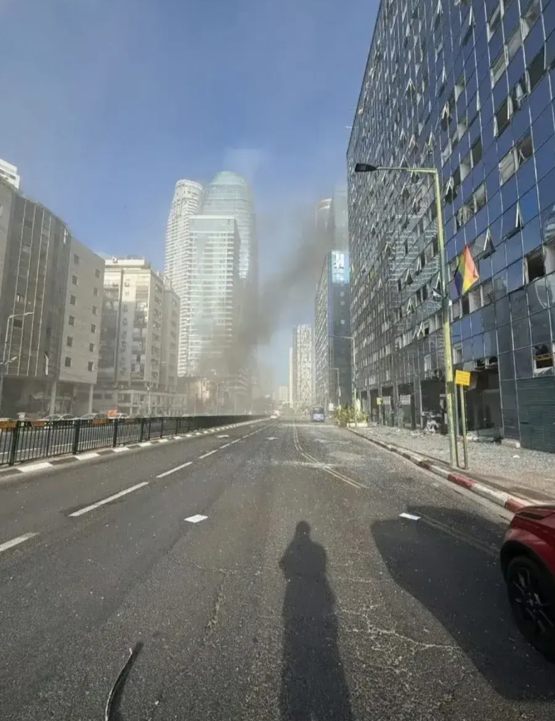 现在以色列最大的损失是被炸的大楼，大厦，没人敢进去上班，都怕塌了，这对以色列最难