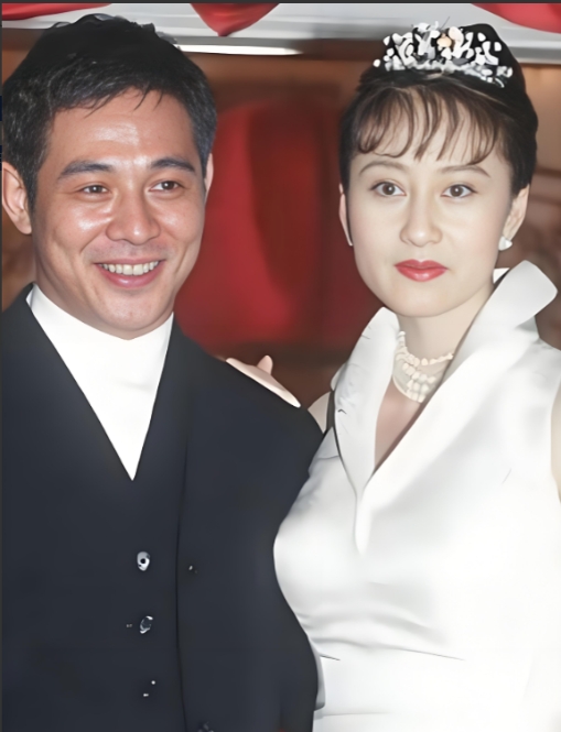 1999年9月19日，36岁的李连杰在美国洛杉矶迎娶了38岁的利智。结束了10年