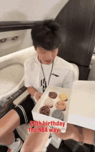 杨瀚森一夜暴富啊
选秀前：乘坐经济舱去试训
选秀后：乘坐私人飞机签约
杨瀚森16