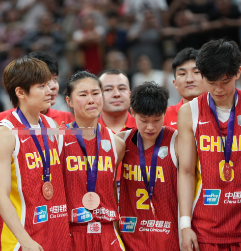 中国女篮颁奖仪式上，哭的最伤心的三个人，杨力维、王思雨、黄思静。

第三名，绝对