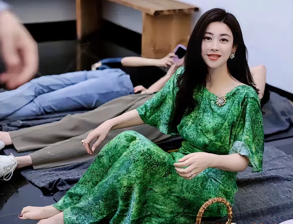 朱珠，166cm，优雅的绿色长裙