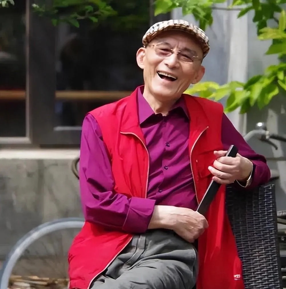 最近，一张91岁游本昌和两个孙女的合照在网上火了。游本昌塑造的济公形象太经典了，