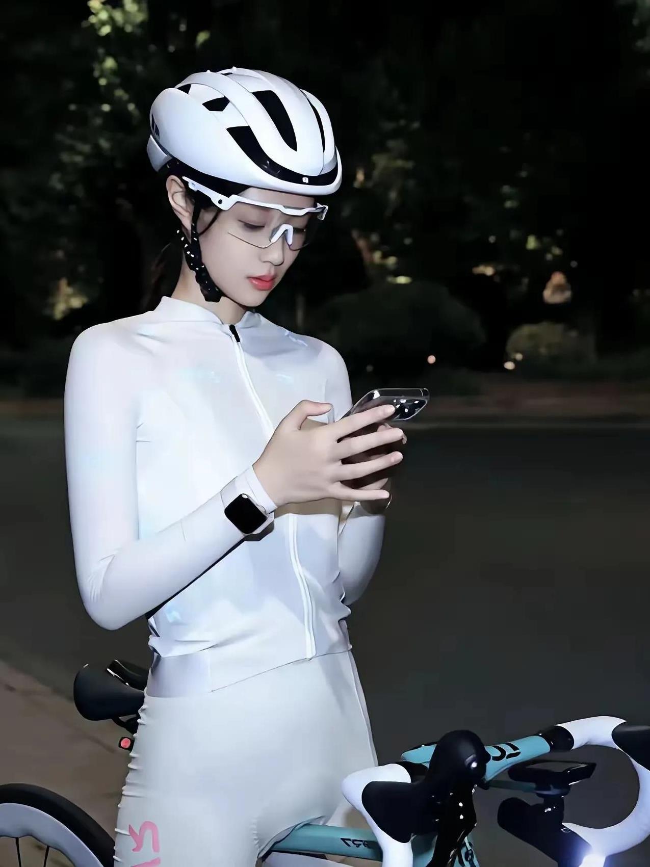 夜晚骑行是种很特别的体验，骑行出门前准备穿戴好专业骑行服、头盔，蹬上公路车，穿梭