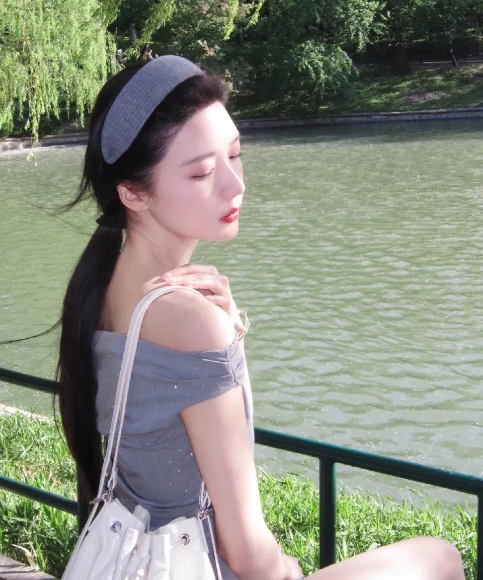 肖雨在绿意湖水间，展现清新脱俗美