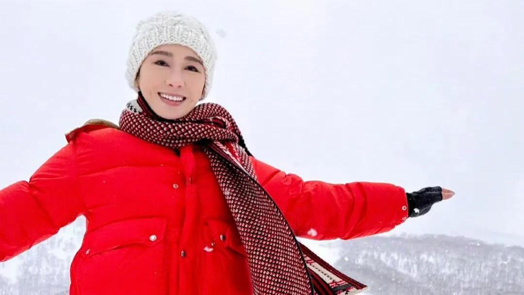 当年张柏芝站在黎姿旁边，瞬间就变普通了！被黎姿的艳丽完全碾压
