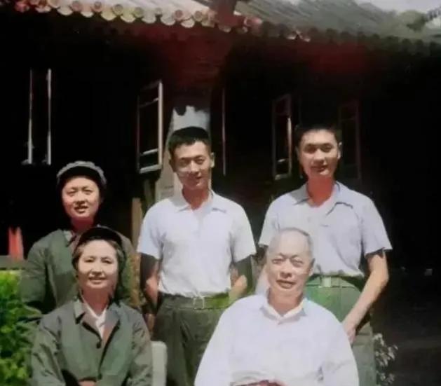 1971年5月份，陈小鲁在四年前下基层锻炼后，第一次回家看望家人，这次他和爸爸、