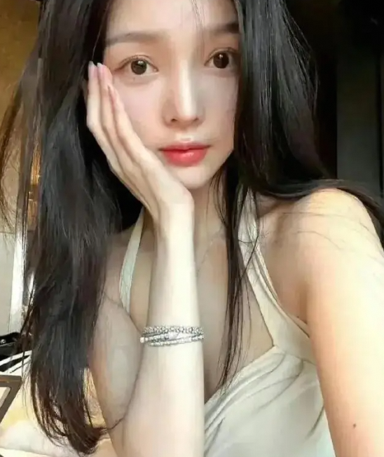 网红晓雪晒李现聊天记录，恋情再添实锤？