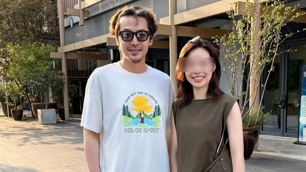 胡歌夫妻近照曝光，黄曦宁小腹隆起引热议，夫妻俩相处非常甜蜜
