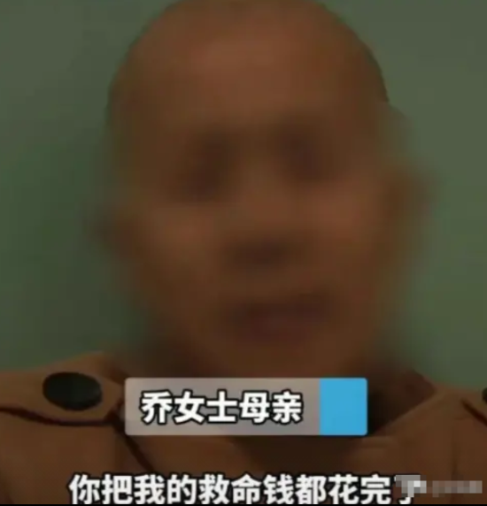 近日河南郑州 ，53岁阿姨患癌急需用钱，女儿拿着家中存折取钱，却被告知里面一分钱