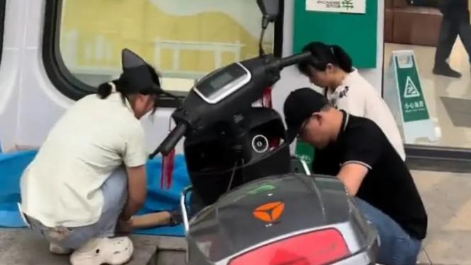 62岁病重老人被抬进银行取钱猝死：银行“合规”还是“冷血”？谁该为悲剧买单？