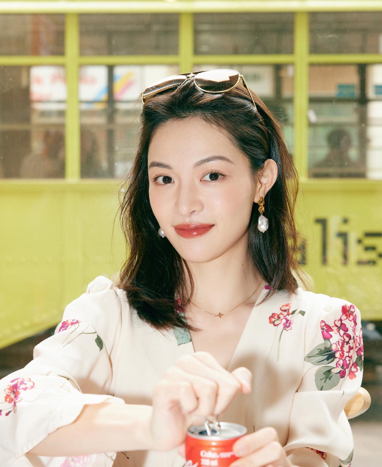 钟楚曦之前说过，就是她的妆造都是固定的一种风格，因为觉得适合自己，所以没有必要一