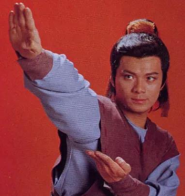 | 杨过确实打不过郭靖 |
郭靖可以左手和右手使出降龙十八掌的两个不同招式。
这