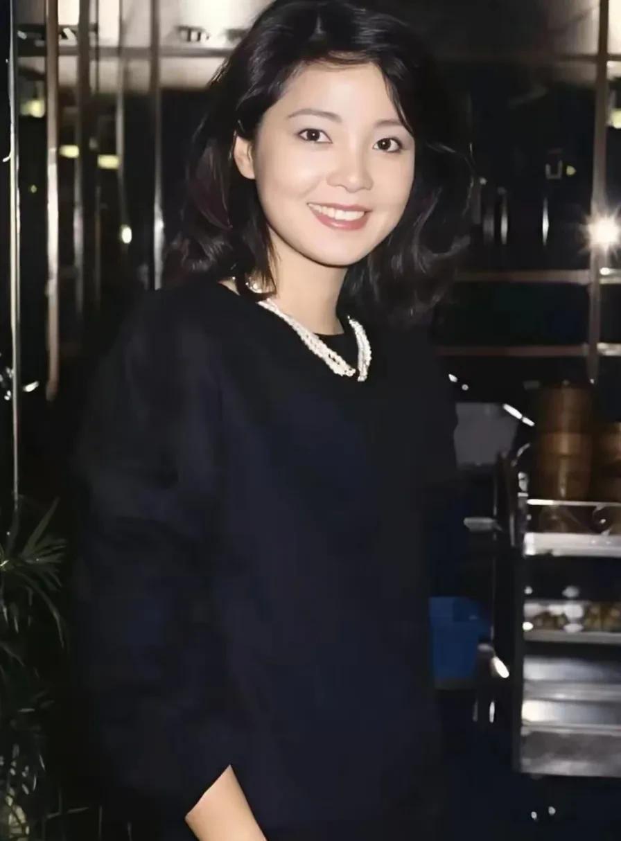三位的美貌，气质，人品，才华，都是中国纯天然，独一无二的女神，一位是朱琳，另一位