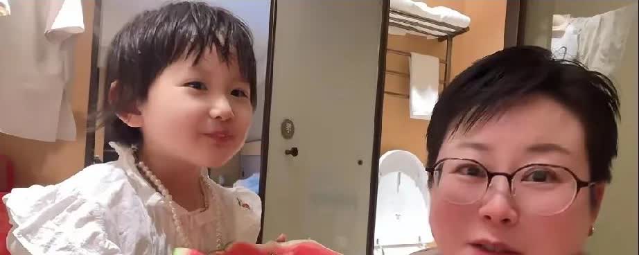 被玉酱母女可爱到啦优秀又能干的她被多次邀请带货，镜头前自带发光体质，难怪大家跟着