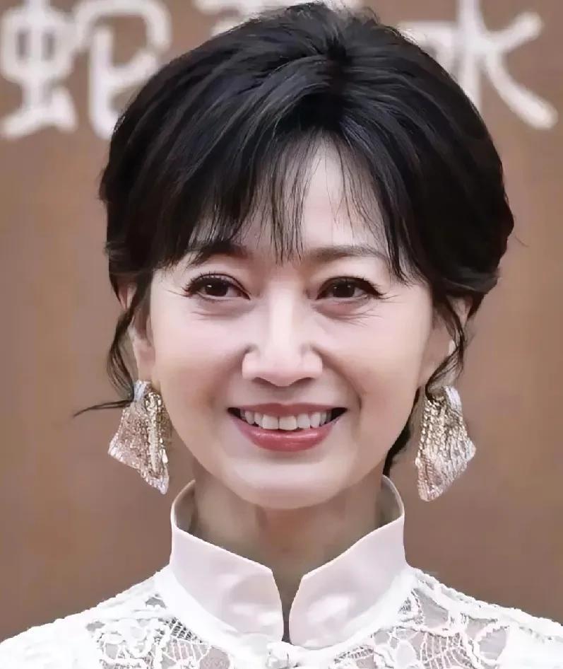【71岁赵雅芝再证冻龄神话 晨光中漫舞的不老女神】
时光淬炼的玉璧亦有温润光泽，