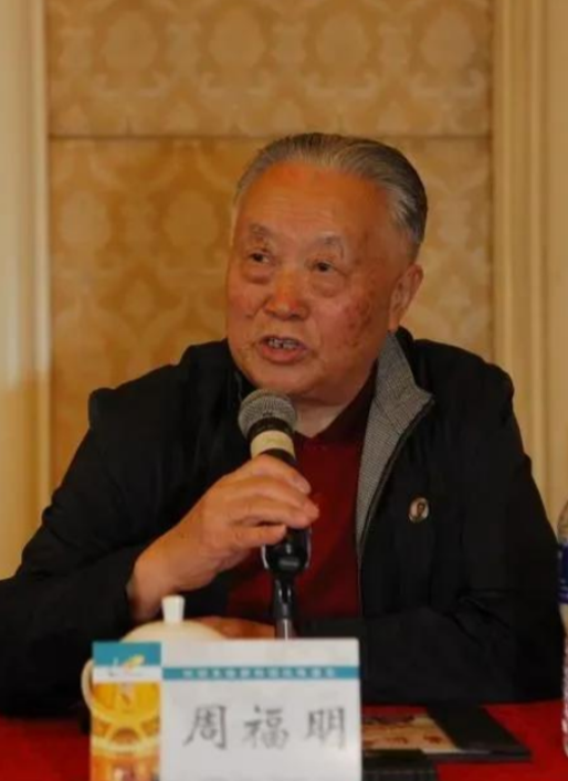 1976年9月8日，毛主席病危，他吃力地握笔写下三道横杠，又敲了三下木床，陪护人