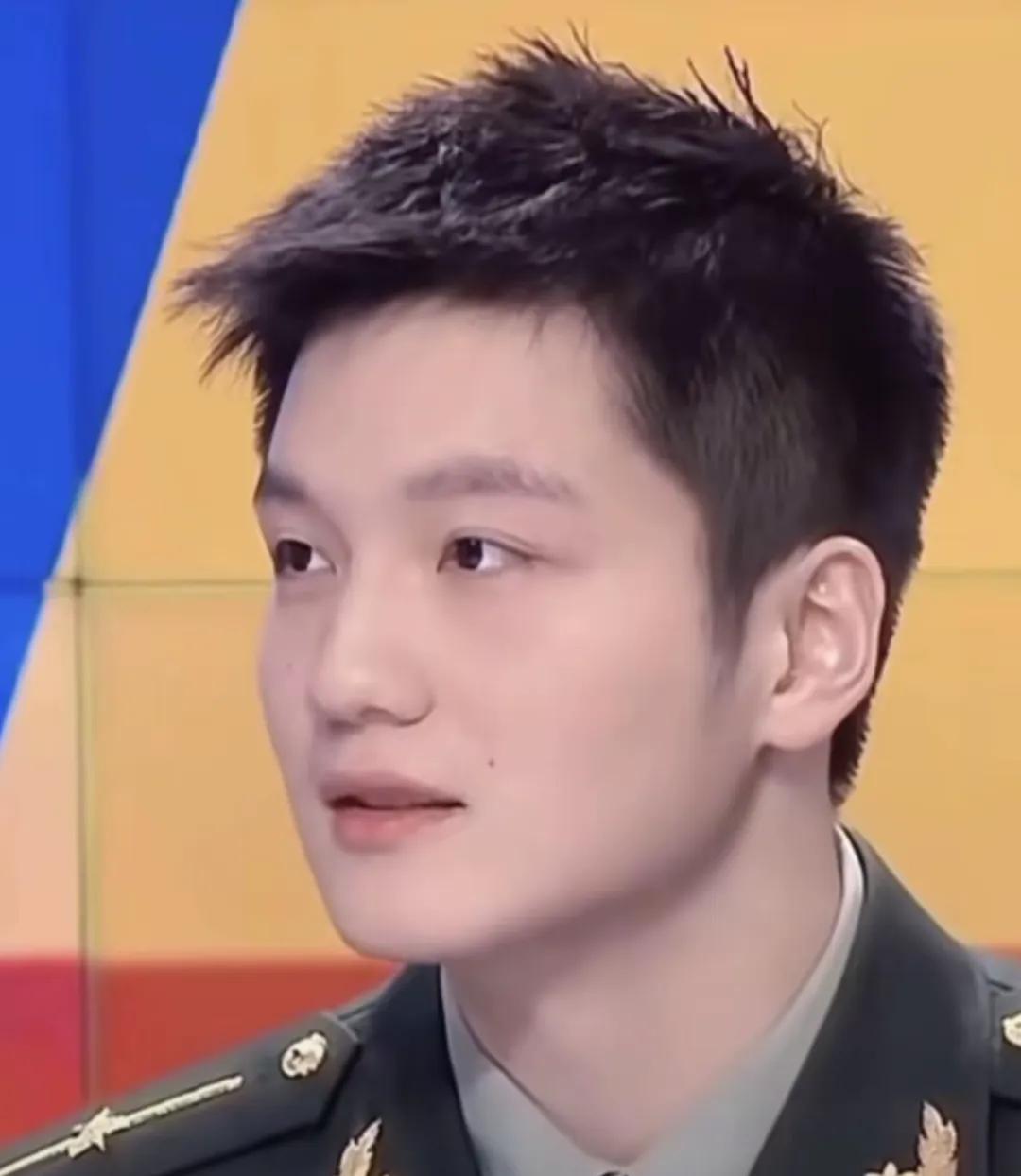 终于等到樊振东发文，致敬英雄[碰拳]。
对得起这一身戎装，同时也是巴黎战神
胜张