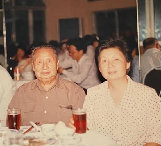 1996年，左宗棠曾孙左景鉴想回到上海，老人家救死扶伤无数，晚年腿脚不便，侄子便
