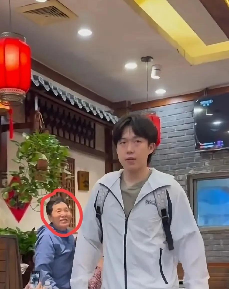 这下好了，
不仅球迷知道了全国人民也知道了！
王楚钦不愧是专一的男孩儿，太会吃了