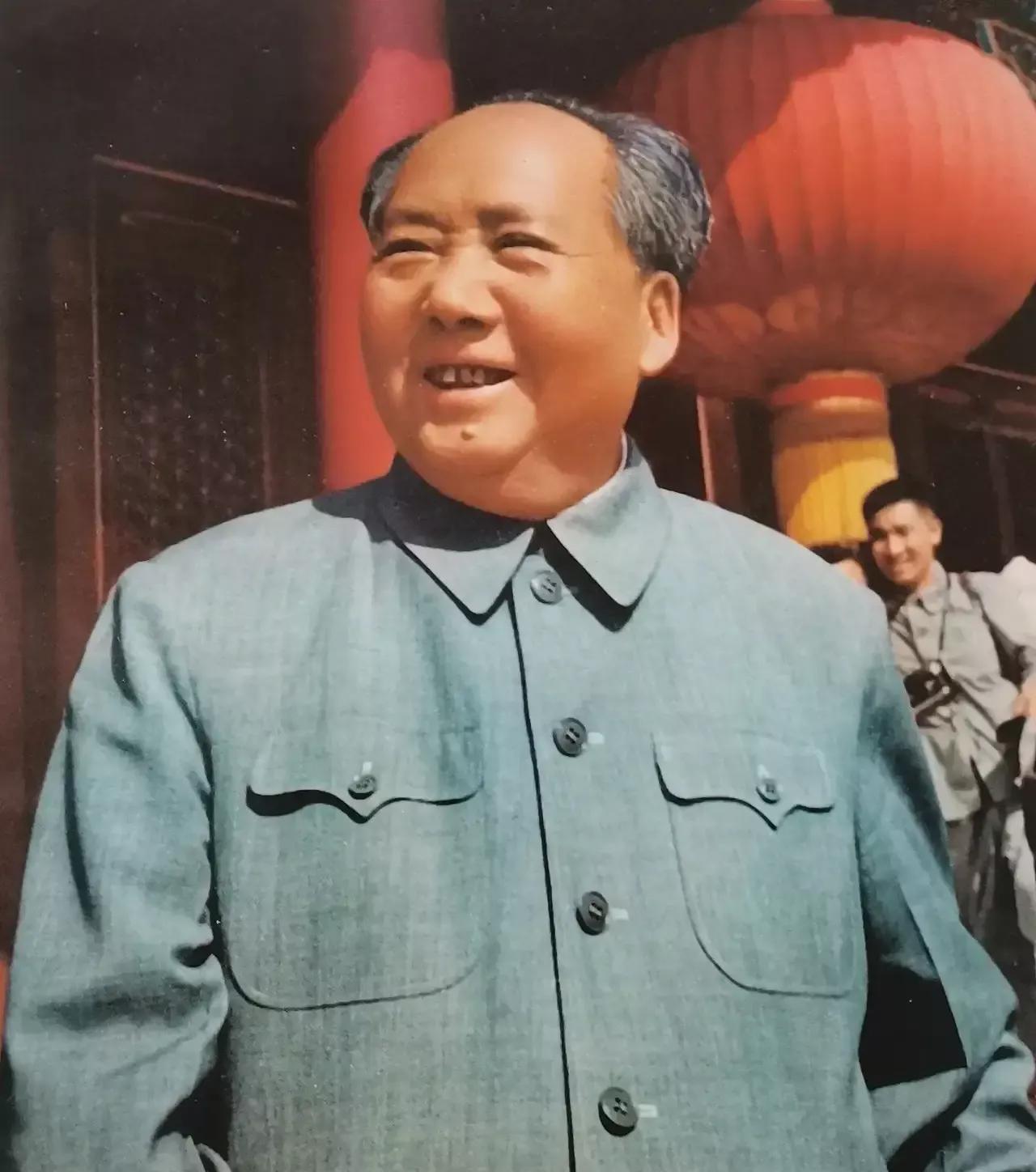 毛主席离去时，给我们留下了5000亿斤粮食、500万吨棉花，600多吨黄金，2万