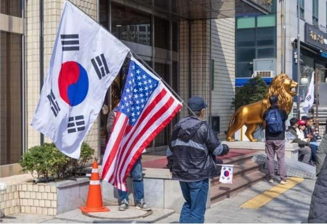 韩国爆发仇华浪潮，扛着美韩国旗喊“滚回中国”，联合国罕见警告

近日，香港《南华