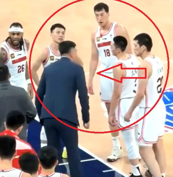 杜锋真的过分了！完全不把中国男篮队长、广东队队长胡明轩当队长来看待，太过分了。