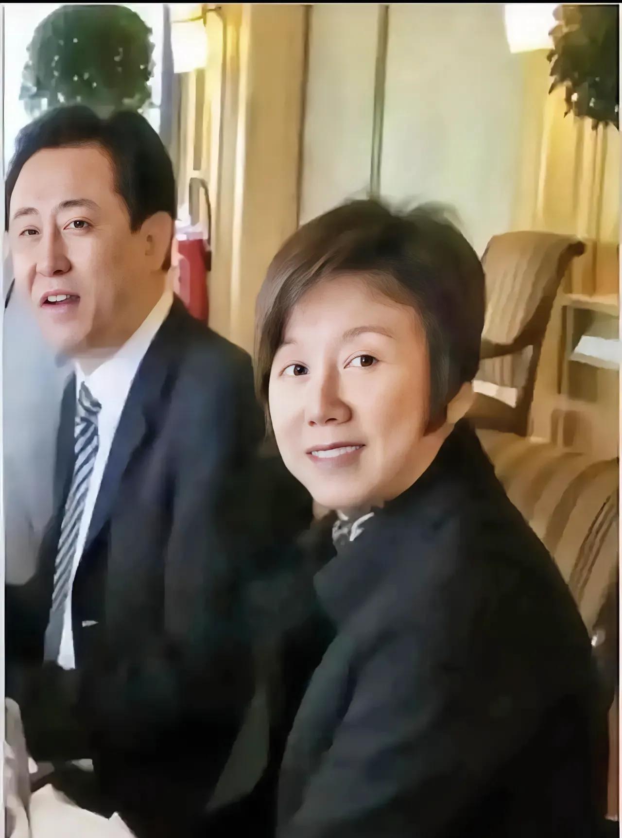 家人们，恒大爆雷后，多少人日夜揪心，无数家庭的血汗钱悬在半空，大家心里都憋着一口