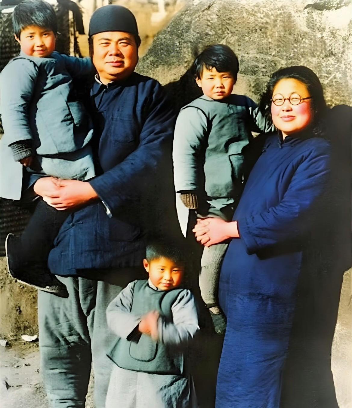 上世纪二十年代，行政院副院长兼军政部部长冯玉祥和家人的合影。1924年，冯玉祥与