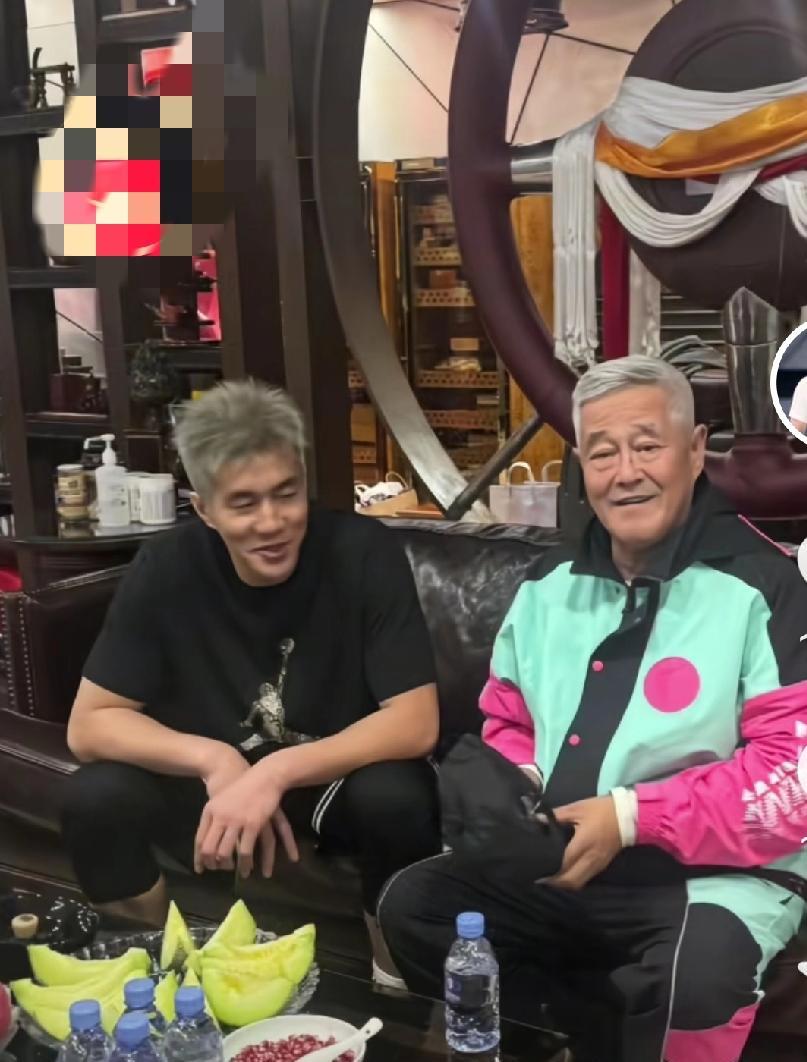在一段视频中，辽宁文体圈玩出了新花样。
辽宁文体圈玩出了新高度，有钱的他们不仅请
