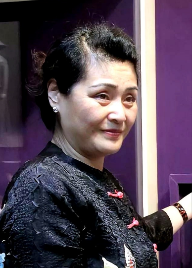 陈冲说她在拍《小花》时被剧组一位女演员迷住了！

因为那位女演员每次都坐着大吉普