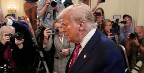 美国施压俄罗斯，并且军援乌克兰，等于给给泽连斯基打了一针兴奋剂，所以眼下乌克兰不